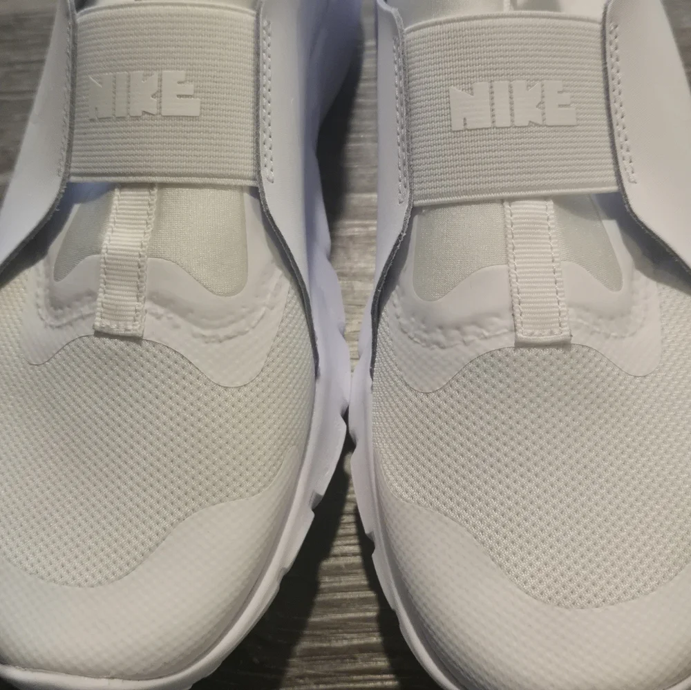 Nike White  Flex Runner Slip-On Athletic Sneakers New 5.5 Youth